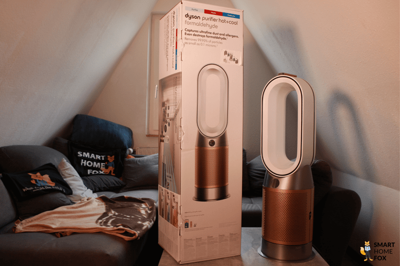 Der Karton steht neben dem ausgepackten Dyson Purifier Hot+Cool Formaldehyde HP09 und ist deutlich größer im Vergleich.